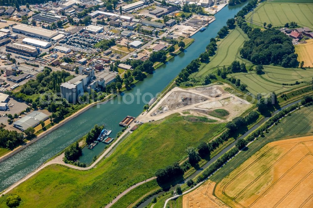 Castrop-Rauxel from the bird's eye view: Channel flow and river banks of the waterway shipping on Rhein-Herne-Kanal - Emscherdueker in Castrop-Rauxel in the state North Rhine-Westphalia, Germany