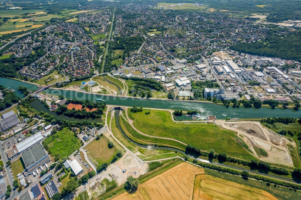 Aerial image Castrop-Rauxel - Channel flow and river banks of the waterway shipping on Rhein-Herne-Kanal - Emscherdueker in Castrop-Rauxel in the state North Rhine-Westphalia, Germany