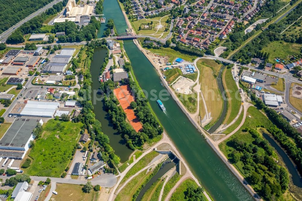 Aerial photograph Castrop-Rauxel - Channel flow and river banks of the waterway shipping on Rhein-Herne-Kanal - Emscherdueker in Castrop-Rauxel in the state North Rhine-Westphalia, Germany