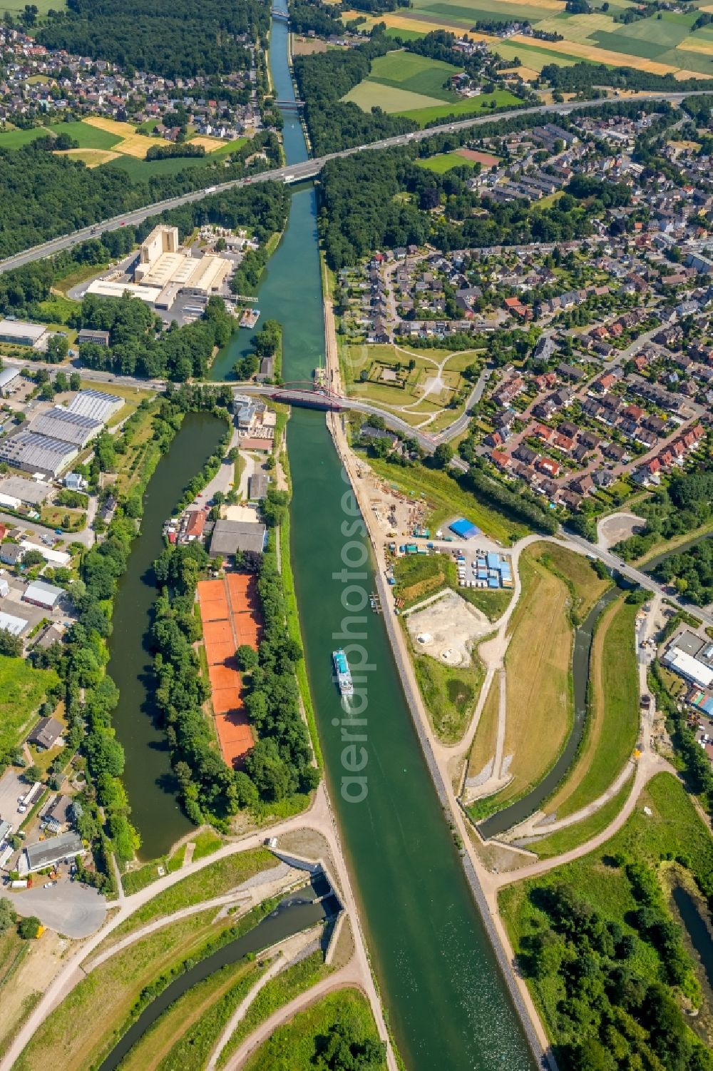 Castrop-Rauxel from above - Channel flow and river banks of the waterway shipping on Rhein-Herne-Kanal - Emscherdueker in Castrop-Rauxel in the state North Rhine-Westphalia, Germany