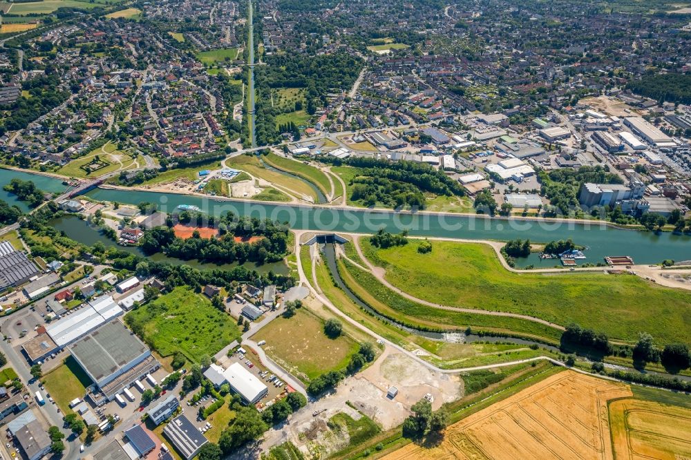 Castrop-Rauxel from the bird's eye view: Channel flow and river banks of the waterway shipping on Rhein-Herne-Kanal - Emscherdueker in Castrop-Rauxel in the state North Rhine-Westphalia, Germany