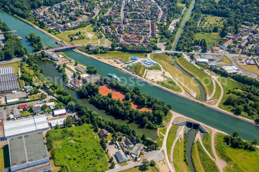 Aerial image Castrop-Rauxel - Channel flow and river banks of the waterway shipping on Rhein-Herne-Kanal - Emscherdueker in Castrop-Rauxel in the state North Rhine-Westphalia, Germany