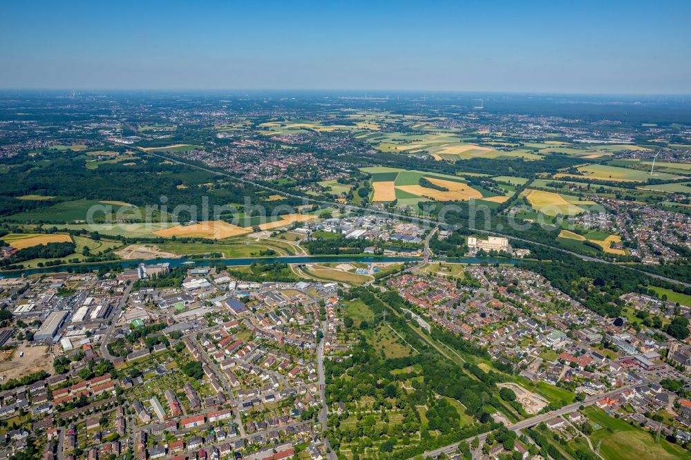 Aerial photograph Castrop-Rauxel - Channel flow and river banks of the waterway shipping on Rhein-Herne-Kanal - Emscherdueker in Castrop-Rauxel in the state North Rhine-Westphalia, Germany