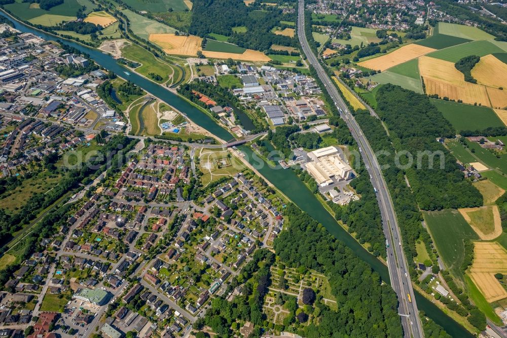 Castrop-Rauxel from above - Channel flow and river banks of the waterway shipping on Rhein-Herne-Kanal - Emscherdueker in Castrop-Rauxel in the state North Rhine-Westphalia, Germany