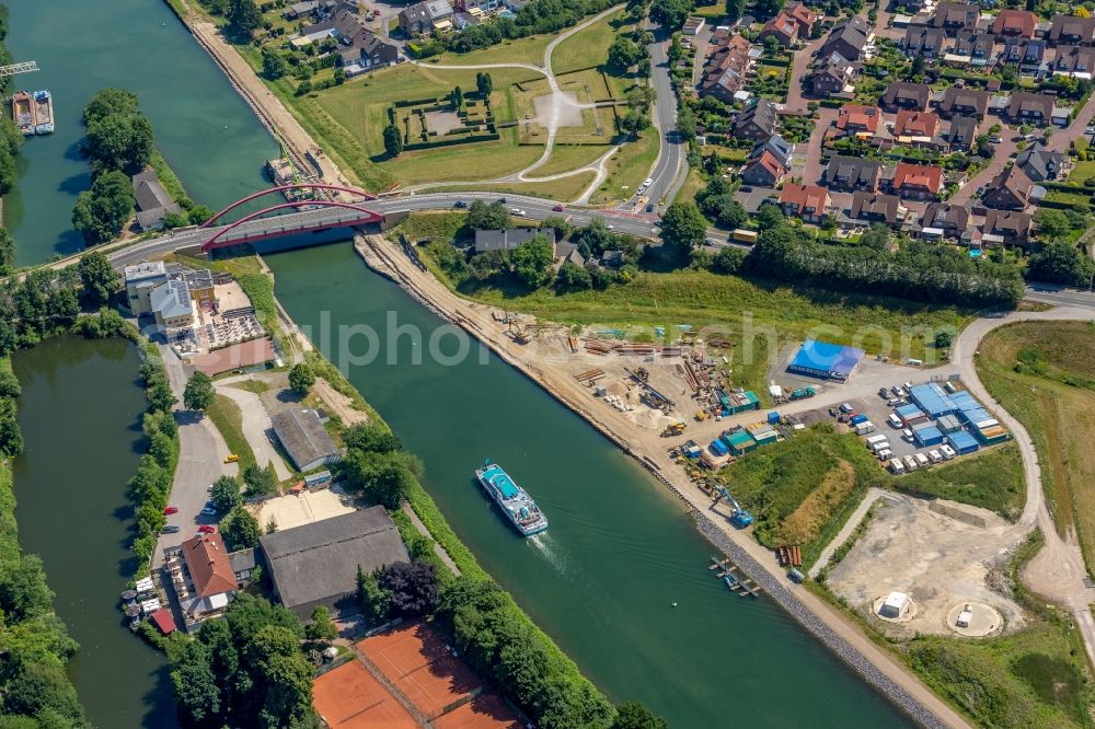 Castrop-Rauxel from the bird's eye view: Channel flow and river banks of the waterway shipping on Rhein-Herne-Kanal - Emscherdueker in Castrop-Rauxel in the state North Rhine-Westphalia, Germany