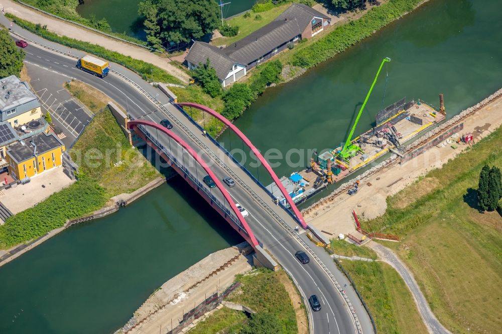 Aerial image Castrop-Rauxel - Channel flow and river banks of the waterway shipping on Rhein-Herne-Kanal - Emscherdueker in Castrop-Rauxel in the state North Rhine-Westphalia, Germany