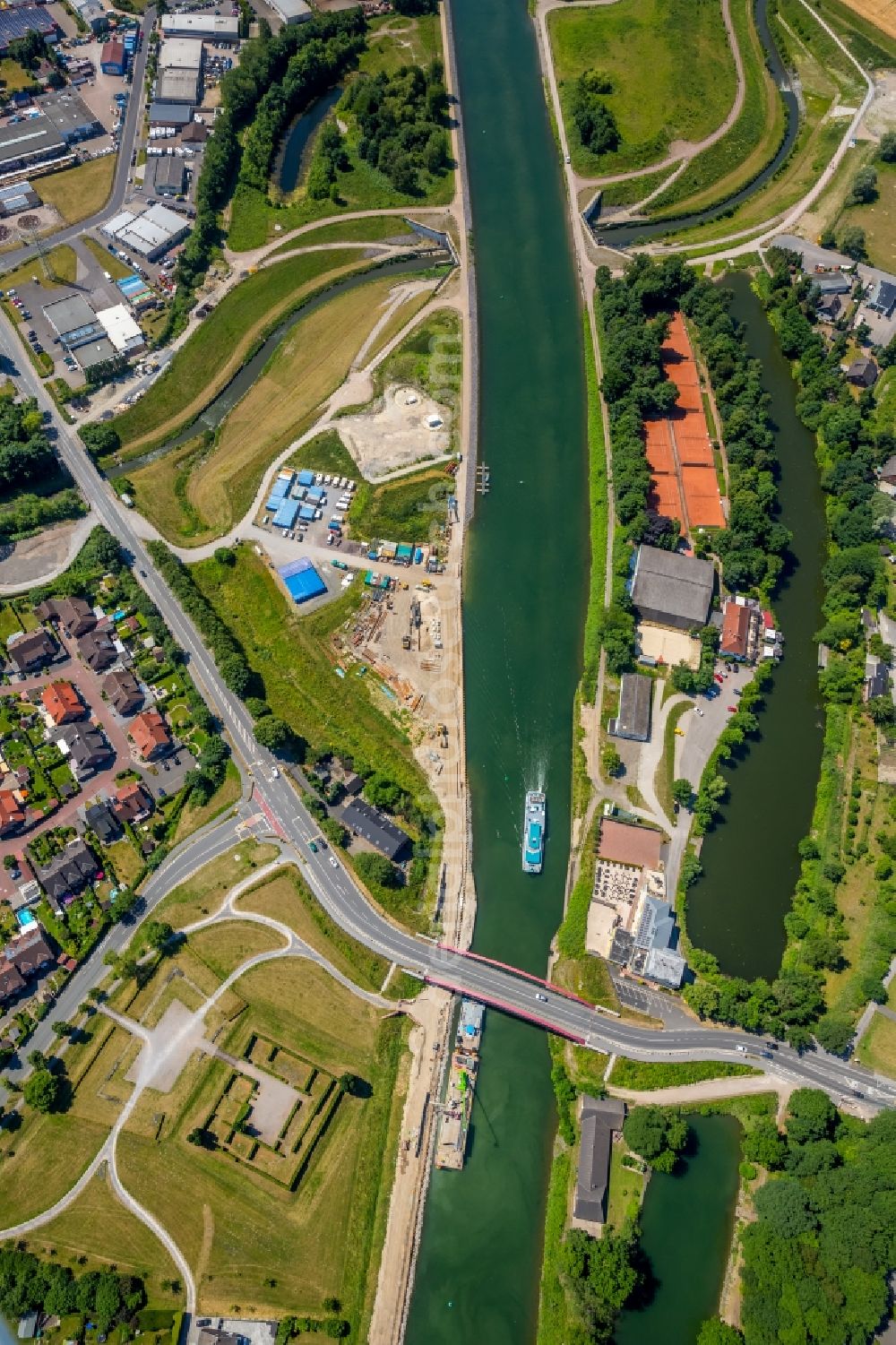 Aerial photograph Castrop-Rauxel - Channel flow and river banks of the waterway shipping on Rhein-Herne-Kanal - Emscherdueker in Castrop-Rauxel in the state North Rhine-Westphalia, Germany