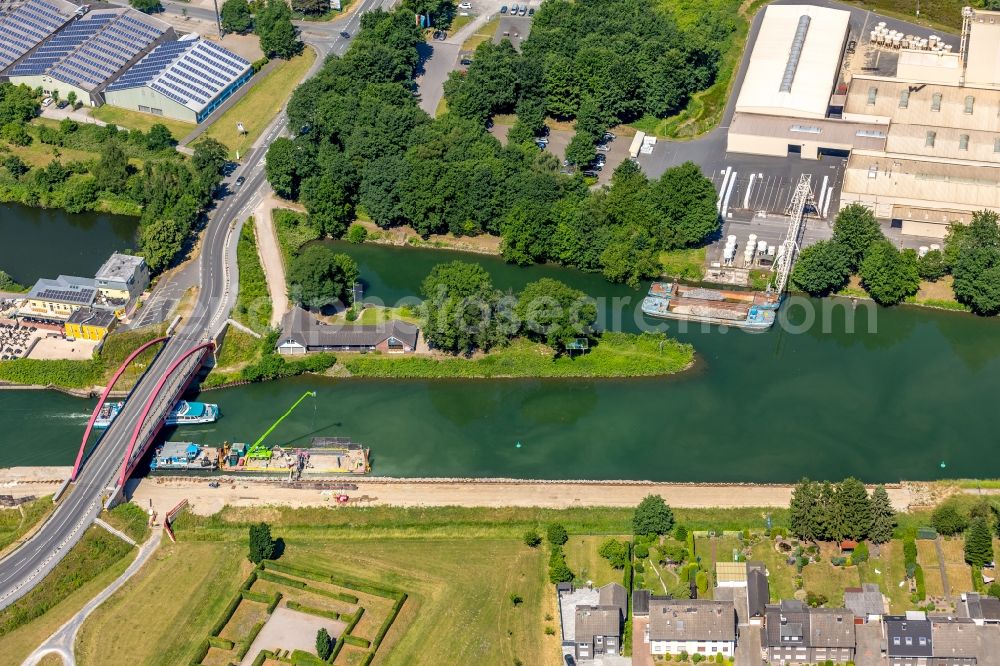 Castrop-Rauxel from above - Channel flow and river banks of the waterway shipping on Rhein-Herne-Kanal - Emscherdueker in Castrop-Rauxel in the state North Rhine-Westphalia, Germany