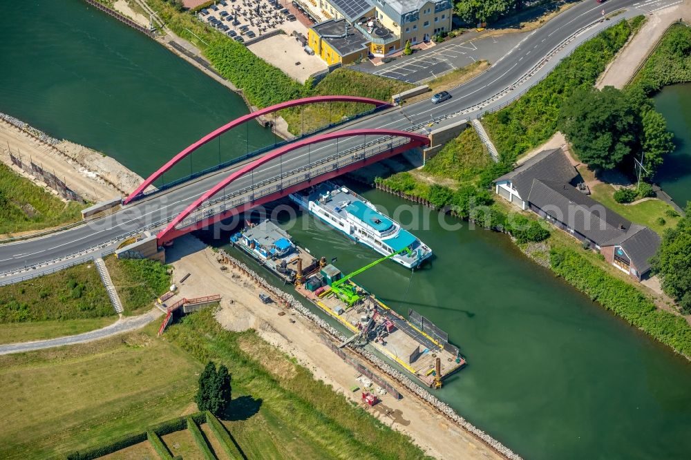 Castrop-Rauxel from the bird's eye view: Channel flow and river banks of the waterway shipping on Rhein-Herne-Kanal - Emscherdueker in Castrop-Rauxel in the state North Rhine-Westphalia, Germany