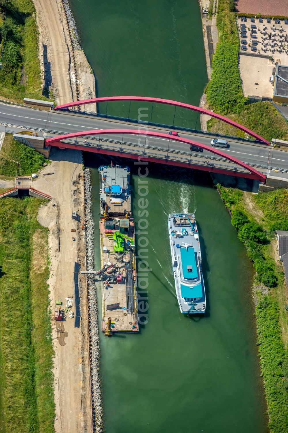 Aerial image Castrop-Rauxel - Channel flow and river banks of the waterway shipping on Rhein-Herne-Kanal - Emscherdueker in Castrop-Rauxel in the state North Rhine-Westphalia, Germany