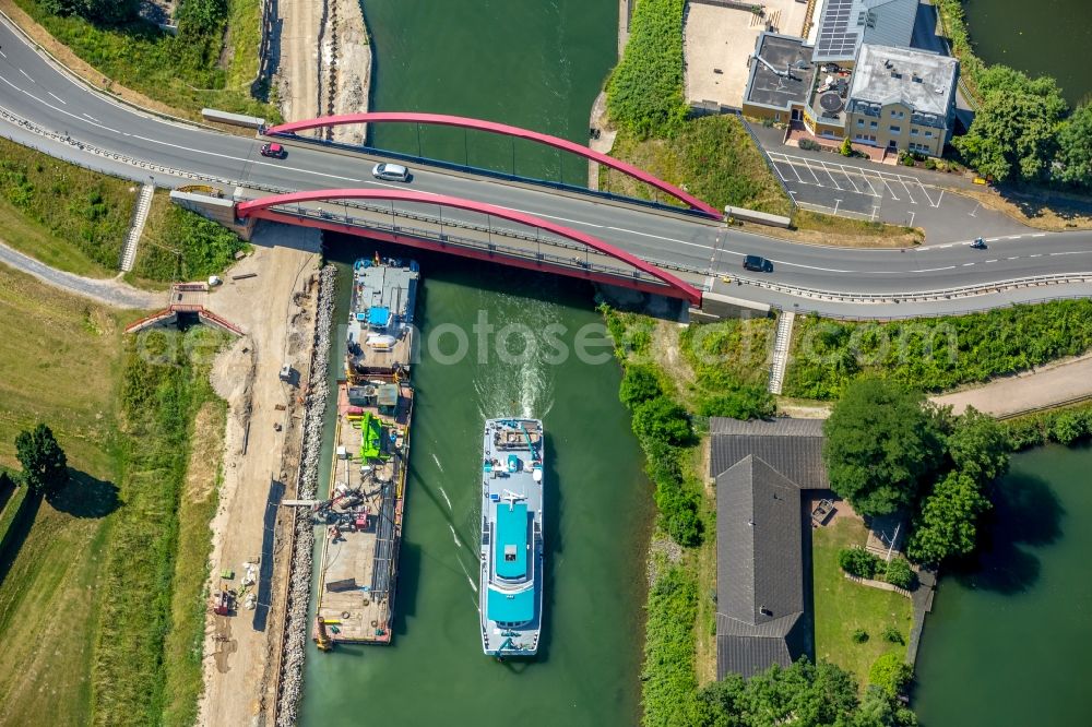 Aerial photograph Castrop-Rauxel - Channel flow and river banks of the waterway shipping on Rhein-Herne-Kanal - Emscherdueker in Castrop-Rauxel in the state North Rhine-Westphalia, Germany