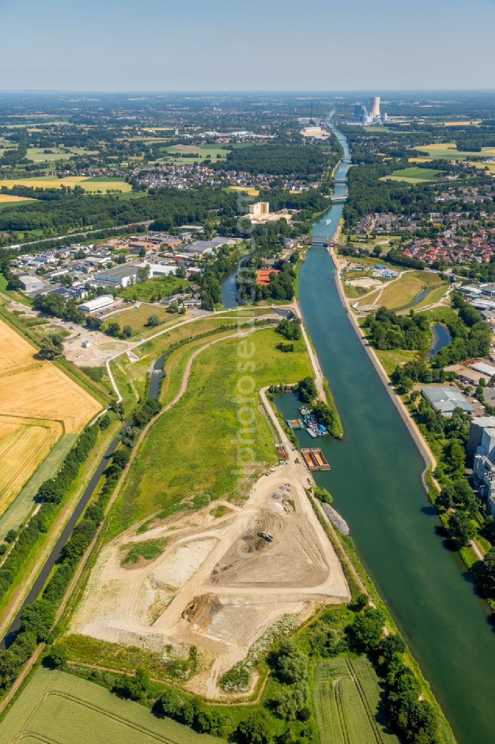 Castrop-Rauxel from above - Channel flow and river banks of the waterway shipping on Rhein-Herne-Kanal - Emscherdueker in Castrop-Rauxel in the state North Rhine-Westphalia, Germany