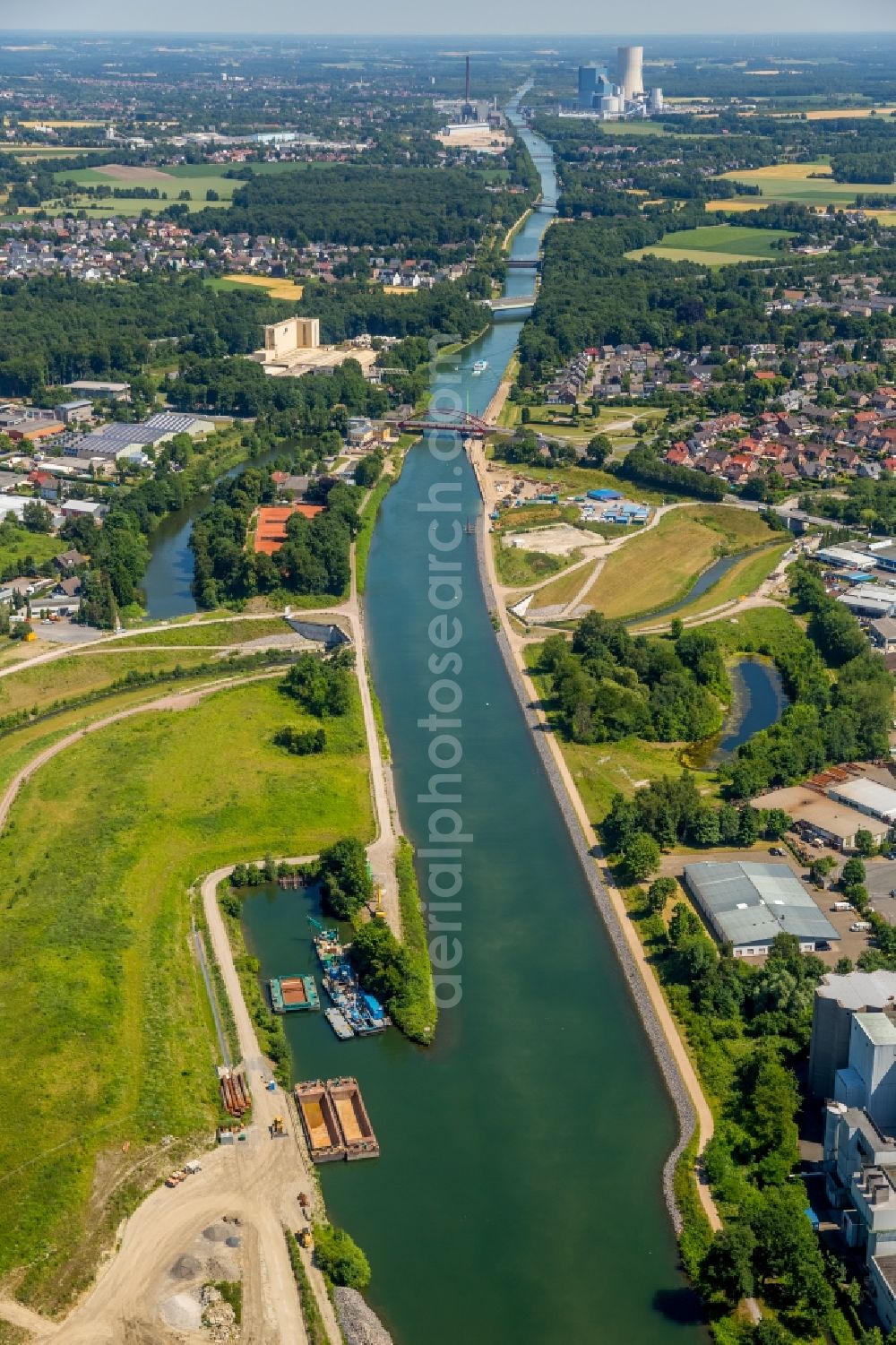 Castrop-Rauxel from the bird's eye view: Channel flow and river banks of the waterway shipping on Rhein-Herne-Kanal - Emscherdueker in Castrop-Rauxel in the state North Rhine-Westphalia, Germany