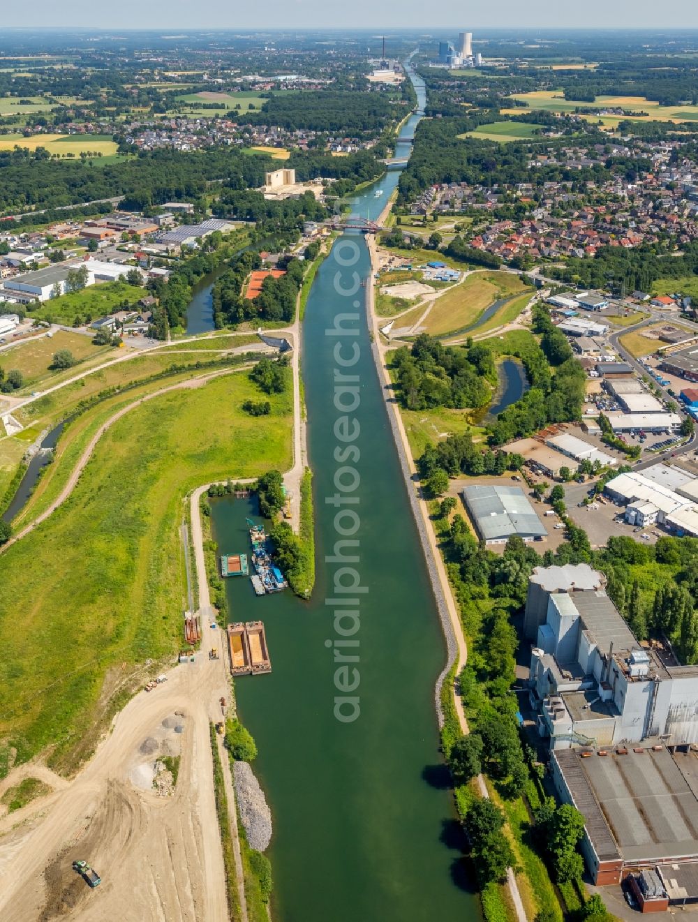 Aerial image Castrop-Rauxel - Channel flow and river banks of the waterway shipping on Rhein-Herne-Kanal - Emscherdueker in Castrop-Rauxel in the state North Rhine-Westphalia, Germany