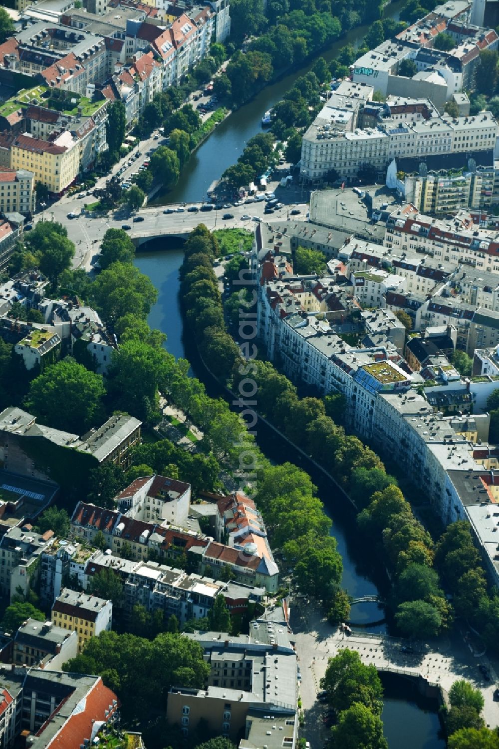 Berlin from the bird's eye view: Channel flow and river banks of the waterway shipping Landwehr Canal aloung the Fraenkelufer - Planufer in the district Kreuzberg in Berlin, Germany