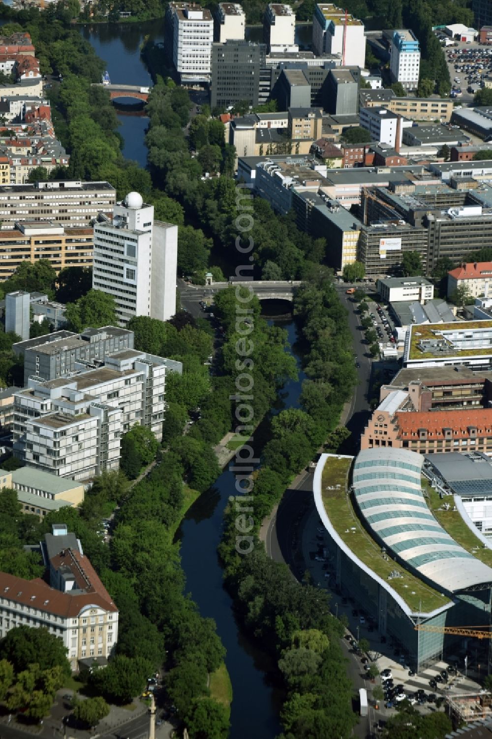 Aerial photograph Berlin - Channel flow and river banks of the waterway shipping Landwehrkanal in Berlin