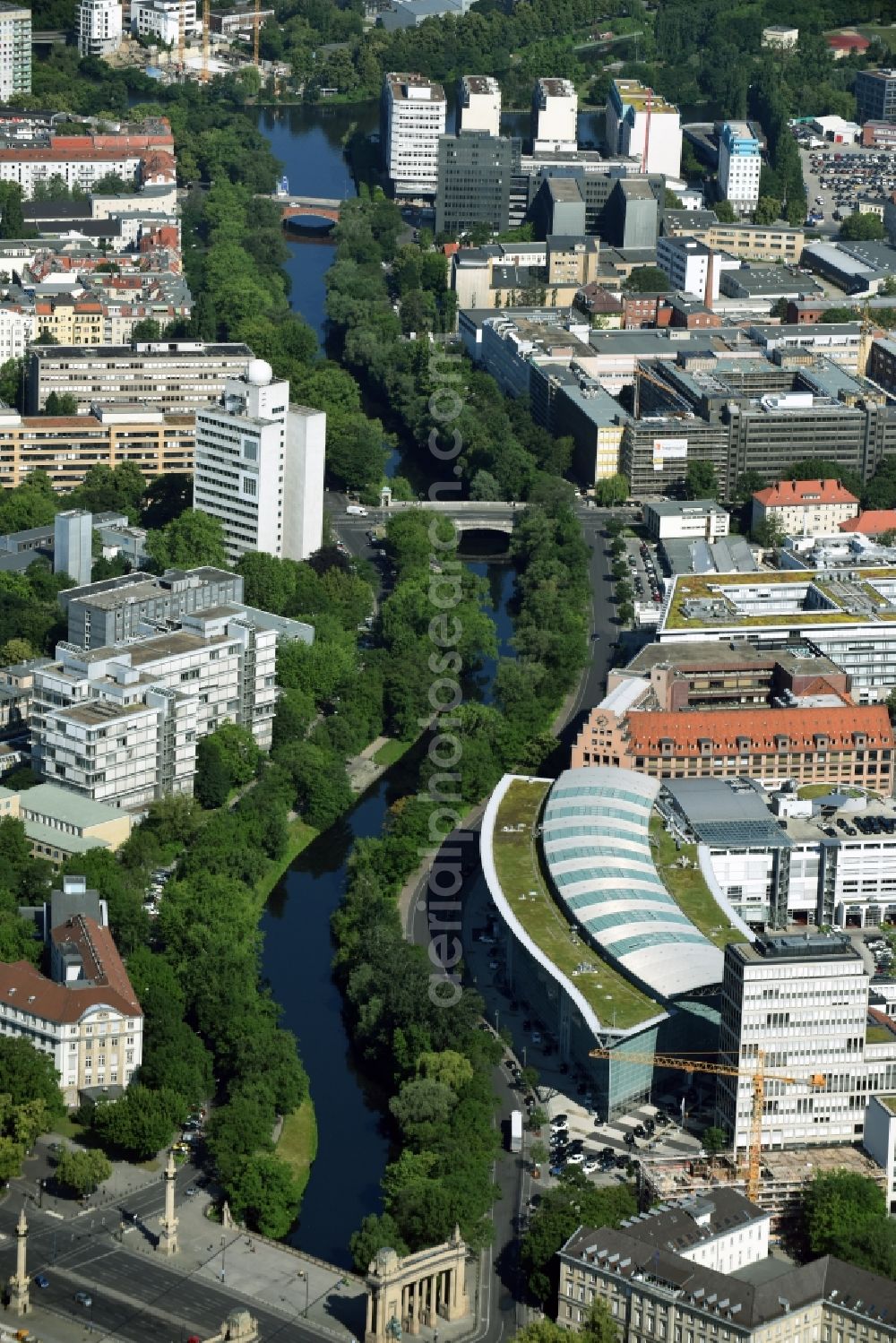 Aerial image Berlin - Channel flow and river banks of the waterway shipping Landwehrkanal in Berlin