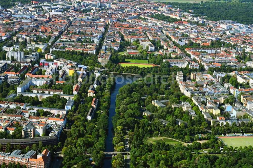 Berlin from the bird's eye view: Channel flow and river banks of the waterway shipping on Landwehrkanal - Flutgraben in the district Kreuzberg in Berlin, Germany