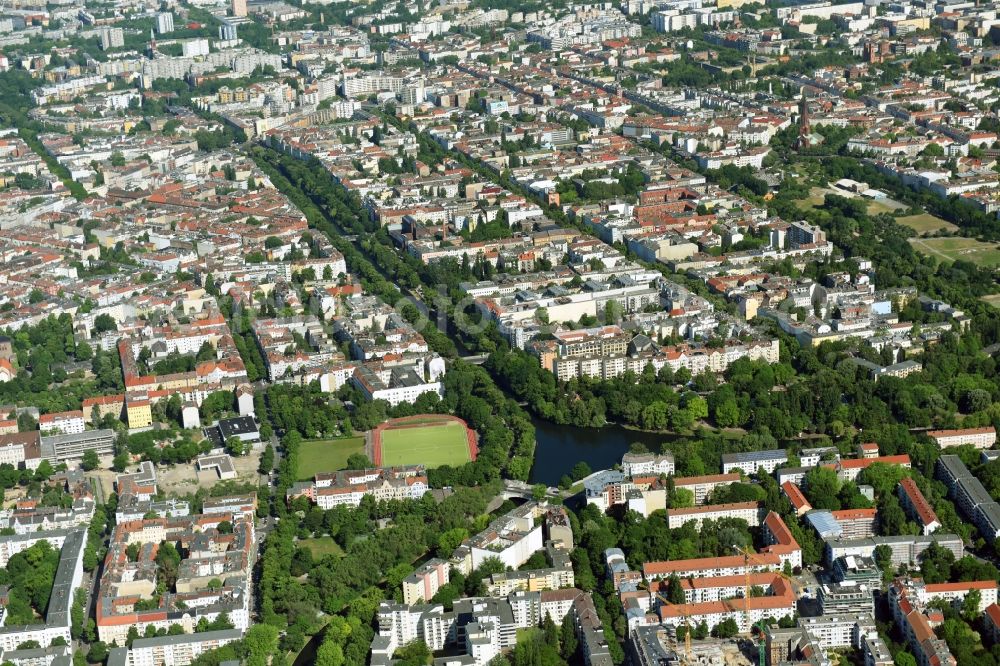 Aerial photograph Berlin - Channel flow and river banks of the waterway shipping Landwehrkanal in the district Neukoelln in Berlin, Germany