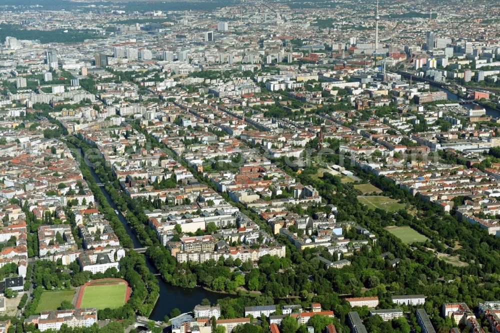 Berlin from the bird's eye view: Channel flow and river banks of the waterway shipping Landwehrkanal in the district Neukoelln in Berlin, Germany