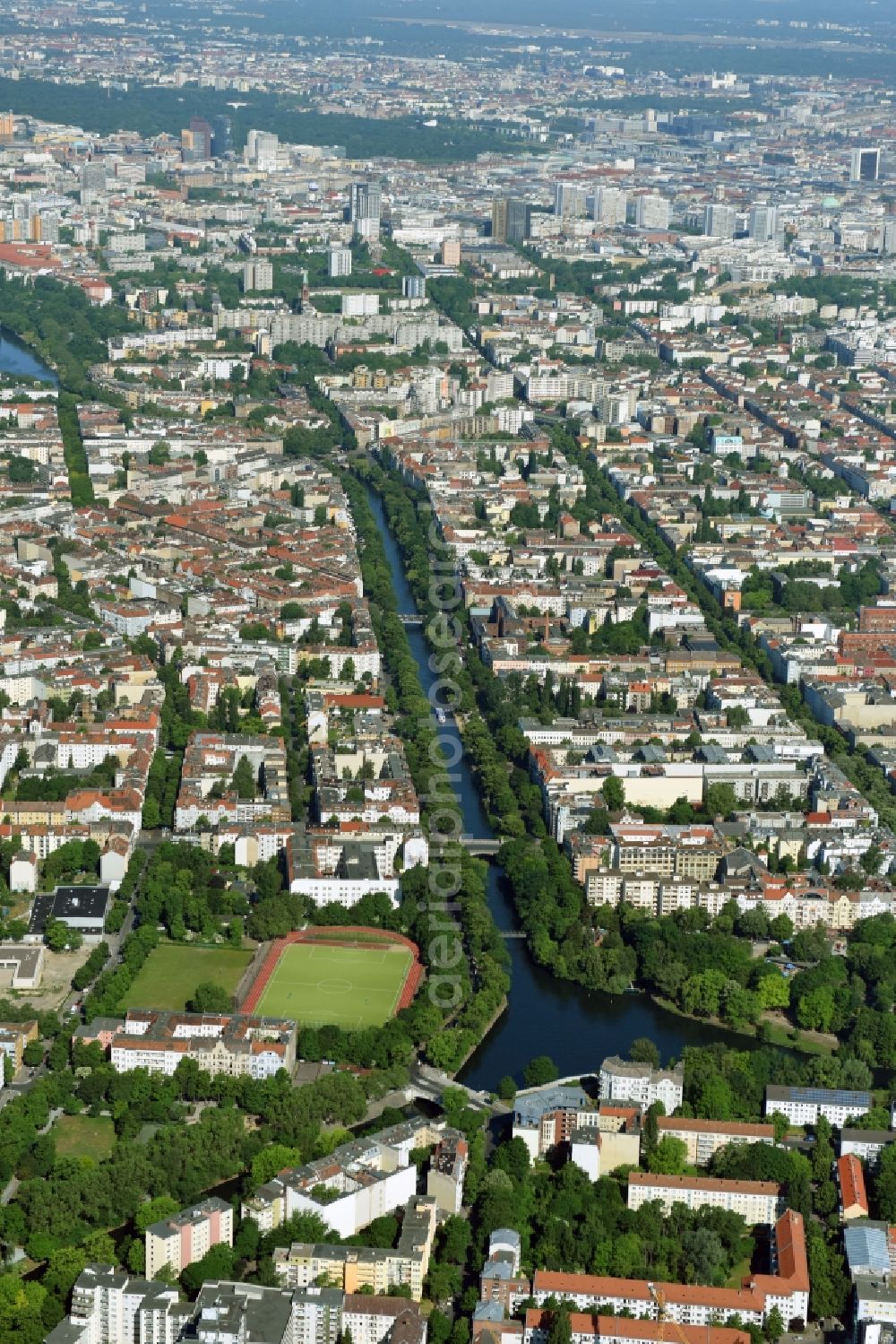 Aerial image Berlin - Channel flow and river banks of the waterway shipping Landwehrkanal in the district Neukoelln in Berlin, Germany