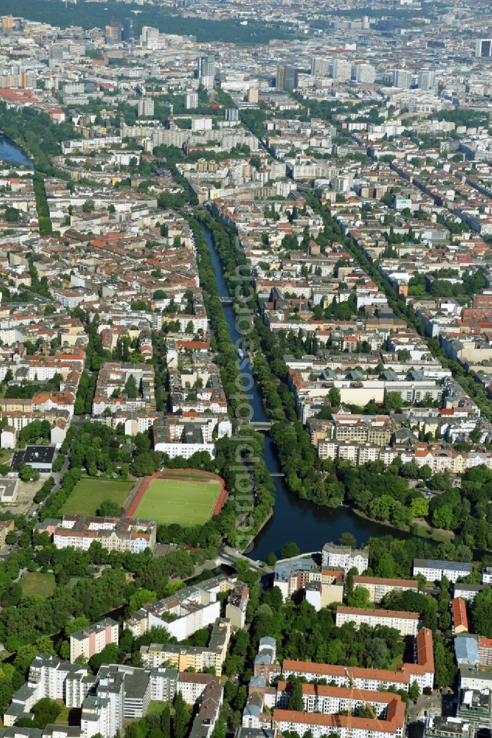 Aerial photograph Berlin - Channel flow and river banks of the waterway shipping Landwehrkanal in the district Neukoelln in Berlin, Germany