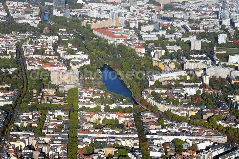 Aerial image Berlin - Channel flow and river banks of the waterway shipping Landwehrkanal in the district Neukoelln in Berlin, Germany