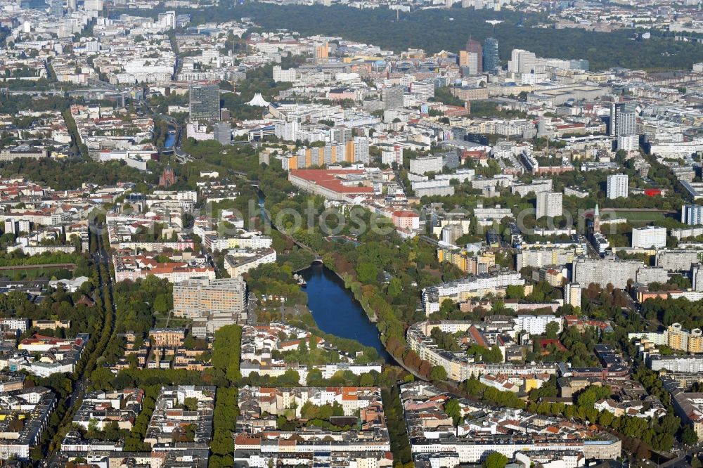 Aerial photograph Berlin - Channel flow and river banks of the waterway shipping Landwehrkanal in the district Neukoelln in Berlin, Germany