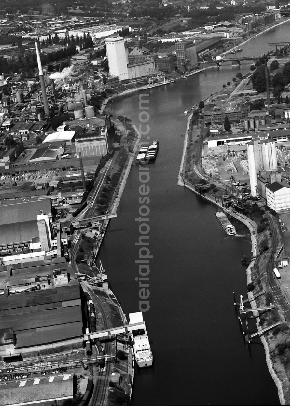 Krefeld from the bird's eye view: Channel flow and river banks of the waterway shipping on Linner Muehlenbach in Krefeld in the state North Rhine-Westphalia, Germany