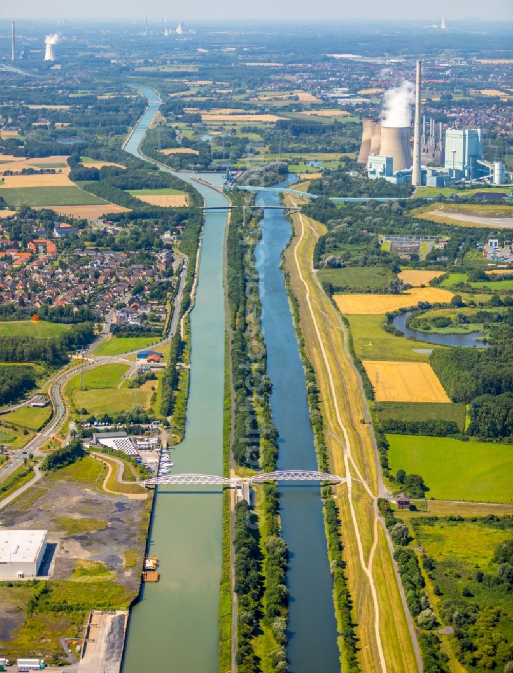 Aerial photograph Hamm - Channel flow and river banks of the waterway shipping of Lippe in Hamm in the state North Rhine-Westphalia, Germany