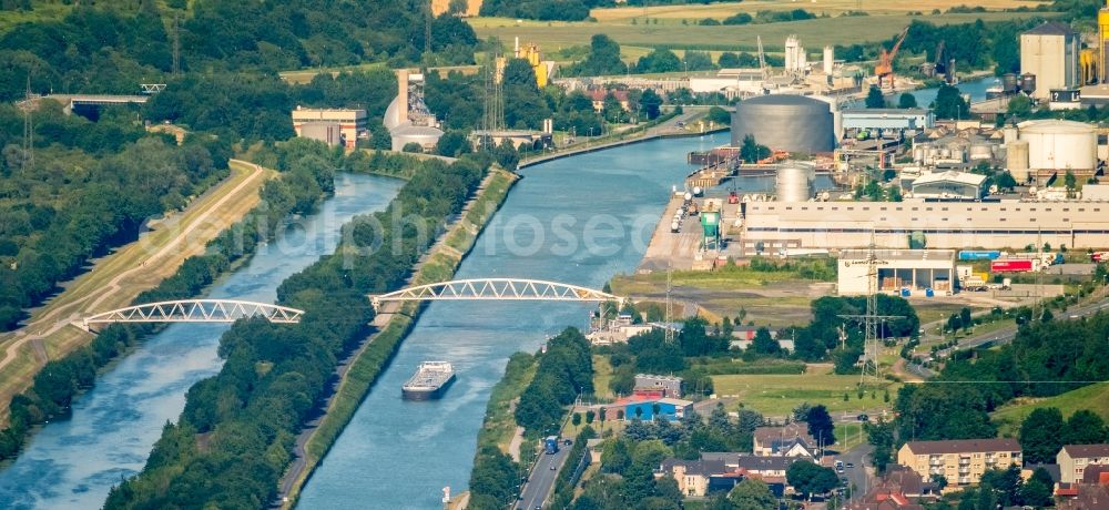 Hamm from the bird's eye view: Channel flow and river banks of the waterway shipping of Lippe in Hamm in the state North Rhine-Westphalia, Germany