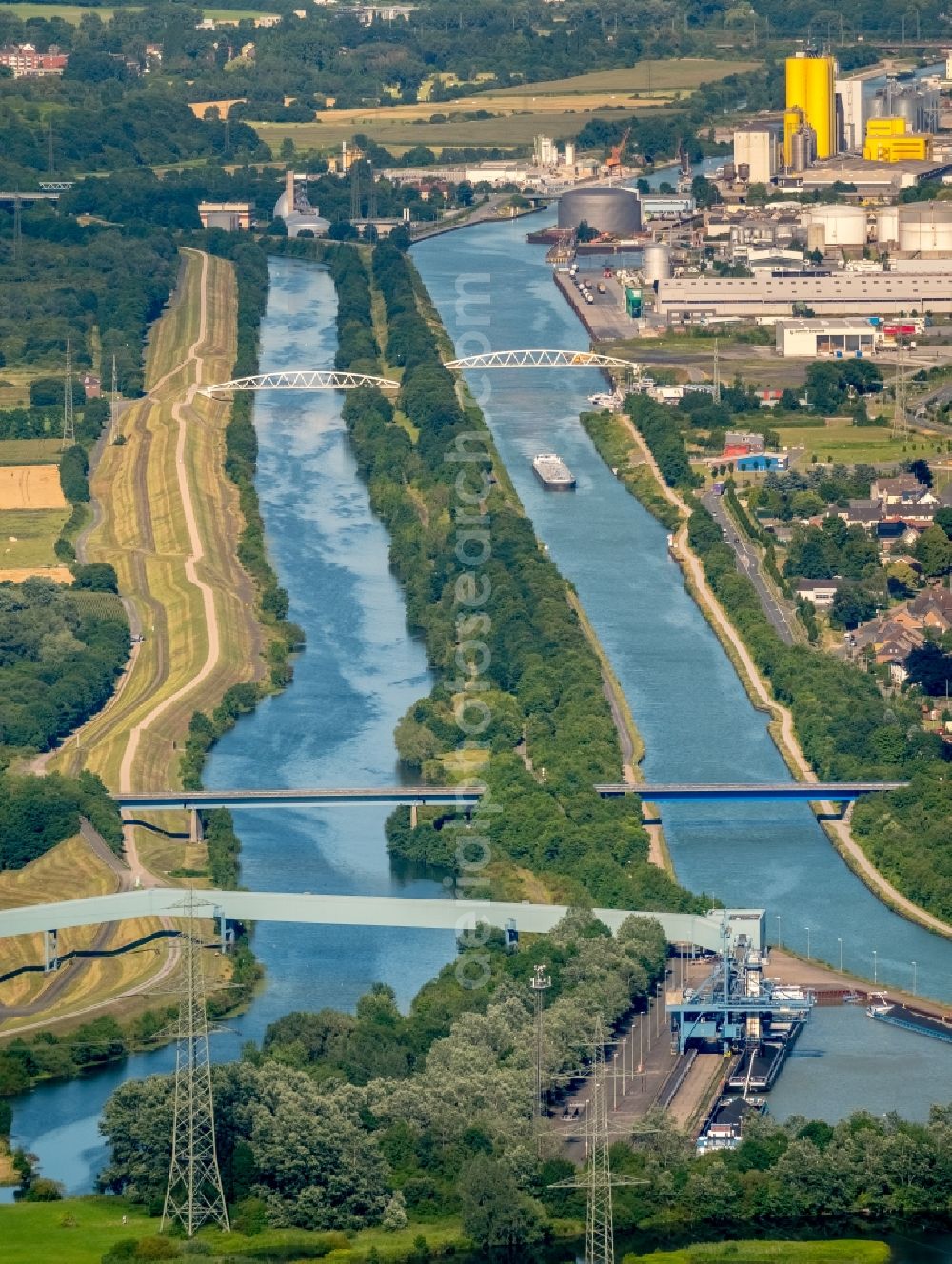 Aerial photograph Hamm - Channel flow and river banks of the waterway shipping of Lippe in Hamm in the state North Rhine-Westphalia, Germany