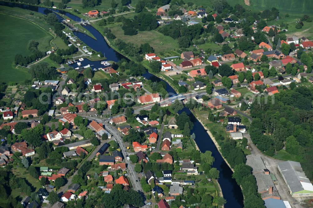 Eldena from the bird's eye view: Channel flow and river banks of the waterway shipping MEW Mueritz-Elde-Wasserstrasse in Eldena in the state Mecklenburg - Western Pomerania, Germany