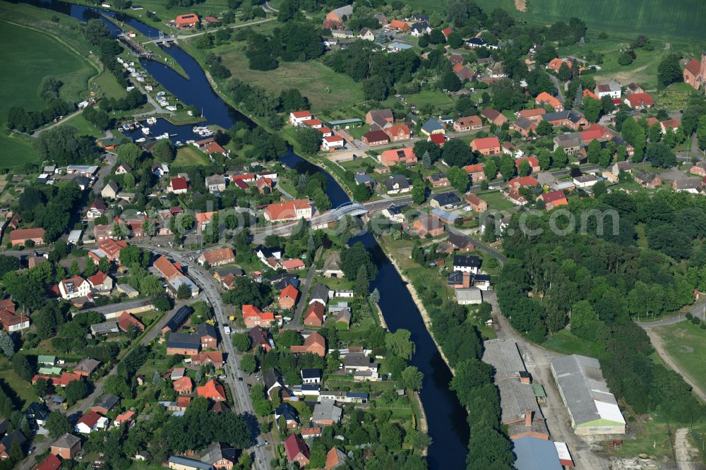 Aerial image Eldena - Channel flow and river banks of the waterway shipping MEW Mueritz-Elde-Wasserstrasse in Eldena in the state Mecklenburg - Western Pomerania, Germany