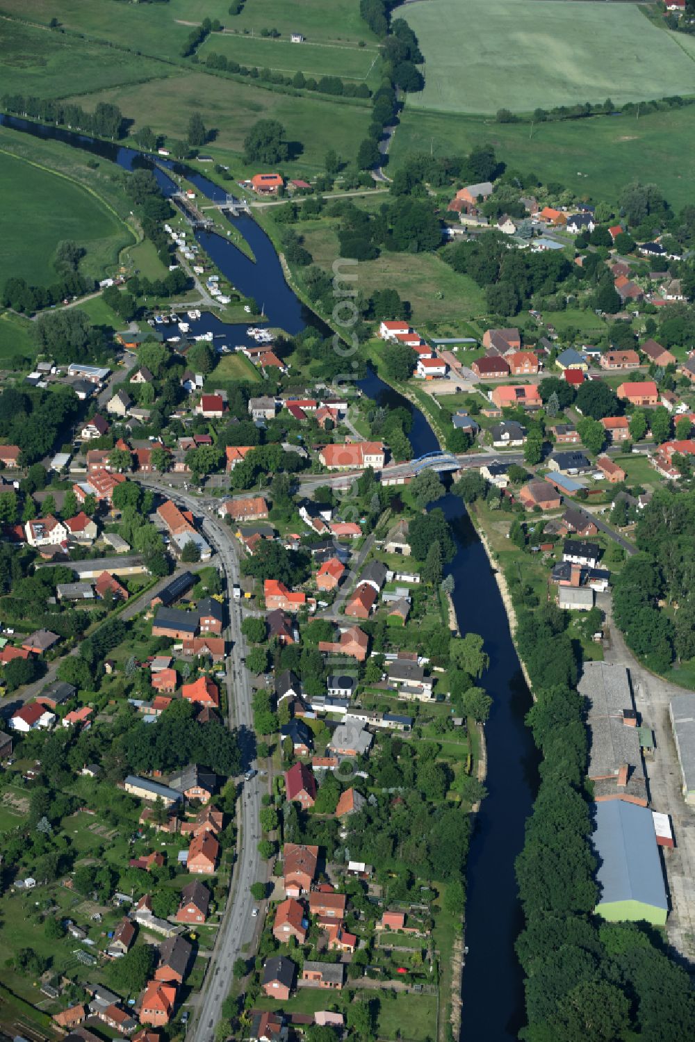 Aerial photograph Eldena - Channel flow and river banks of the waterway shipping MEW Mueritz-Elde-Wasserstrasse in Eldena in the state Mecklenburg - Western Pomerania, Germany