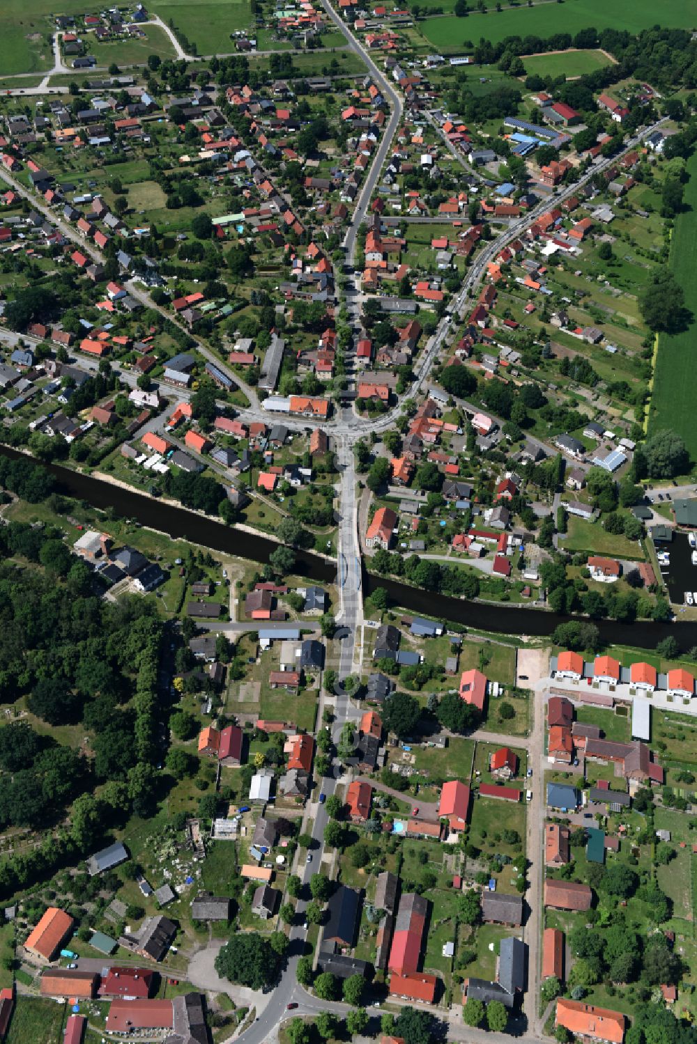 Aerial image Eldena - Channel flow and river banks of the waterway shipping MEW Mueritz-Elde-Wasserstrasse in Eldena in the state Mecklenburg - Western Pomerania, Germany