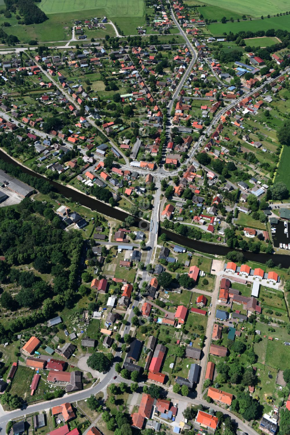 Aerial photograph Eldena - Channel flow and river banks of the waterway shipping MEW Mueritz-Elde-Wasserstrasse in Eldena in the state Mecklenburg - Western Pomerania, Germany