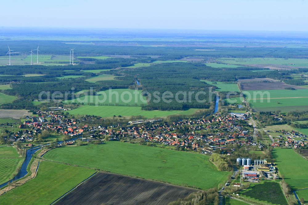 Aerial photograph Eldena - Channel flow and river banks of the waterway shipping MEW Mueritz-Elde-Wasserstrasse in Eldena in the state Mecklenburg - Western Pomerania, Germany