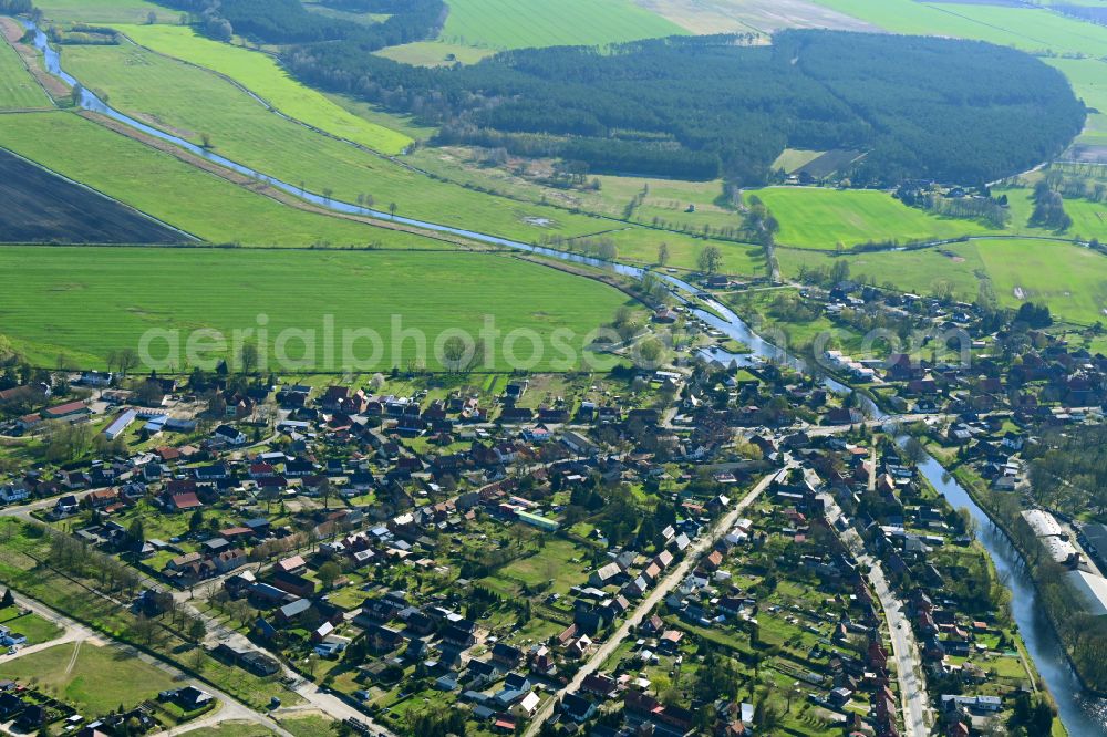 Eldena from the bird's eye view: Channel flow and river banks of the waterway shipping MEW Mueritz-Elde-Wasserstrasse in Eldena in the state Mecklenburg - Western Pomerania, Germany