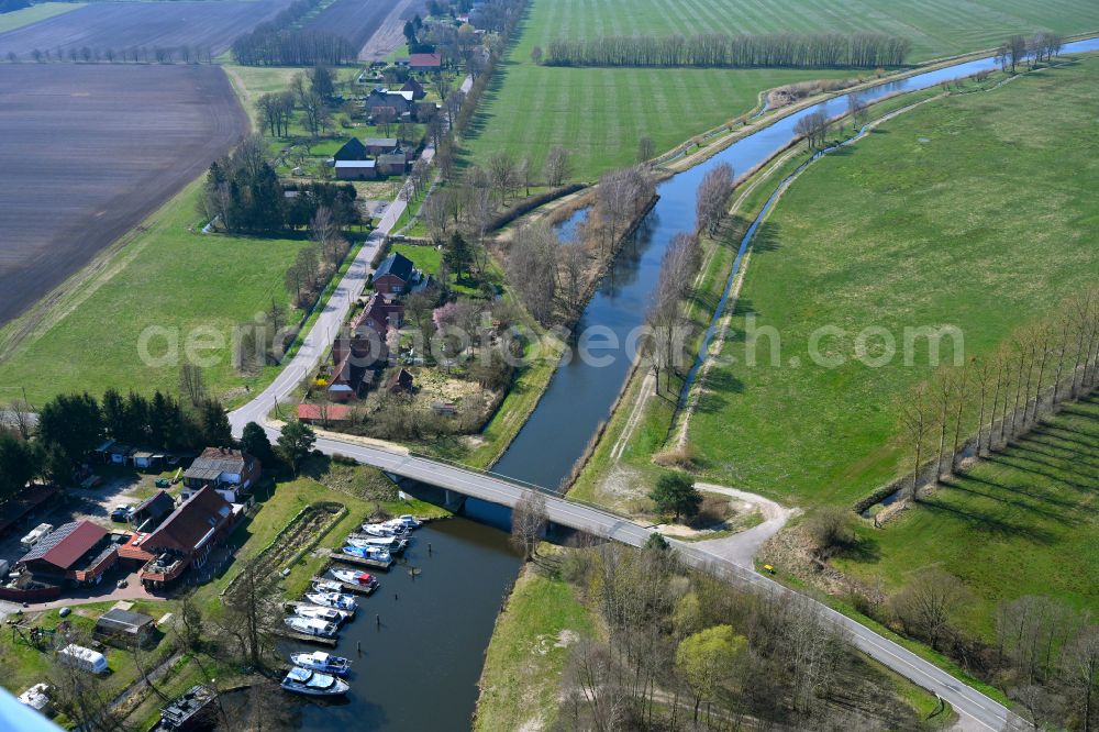 Aerial image Neu Göhren - Channel flow and river banks of the waterway shipping of MEW Mueritz-Elde-Wasserstrasse in Neu Goehren in the state Mecklenburg - Western Pomerania, Germany