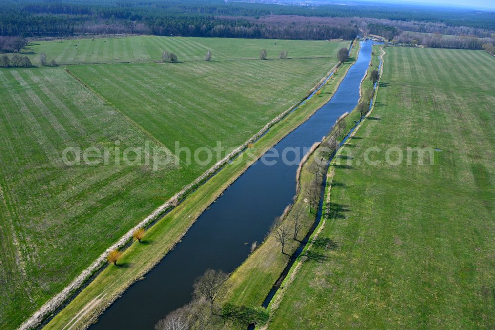 Aerial photograph Neu Göhren - Channel flow and river banks of the waterway shipping of MEW Mueritz-Elde-Wasserstrasse in Neu Goehren in the state Mecklenburg - Western Pomerania, Germany