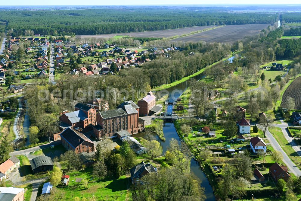 Aerial photograph Neu Kaliß - Channel flow and river banks of the waterway shipping MEW Mueritz-Elde-Wasserstrasse in Neu Kaliss in the state Mecklenburg - Western Pomerania, Germany