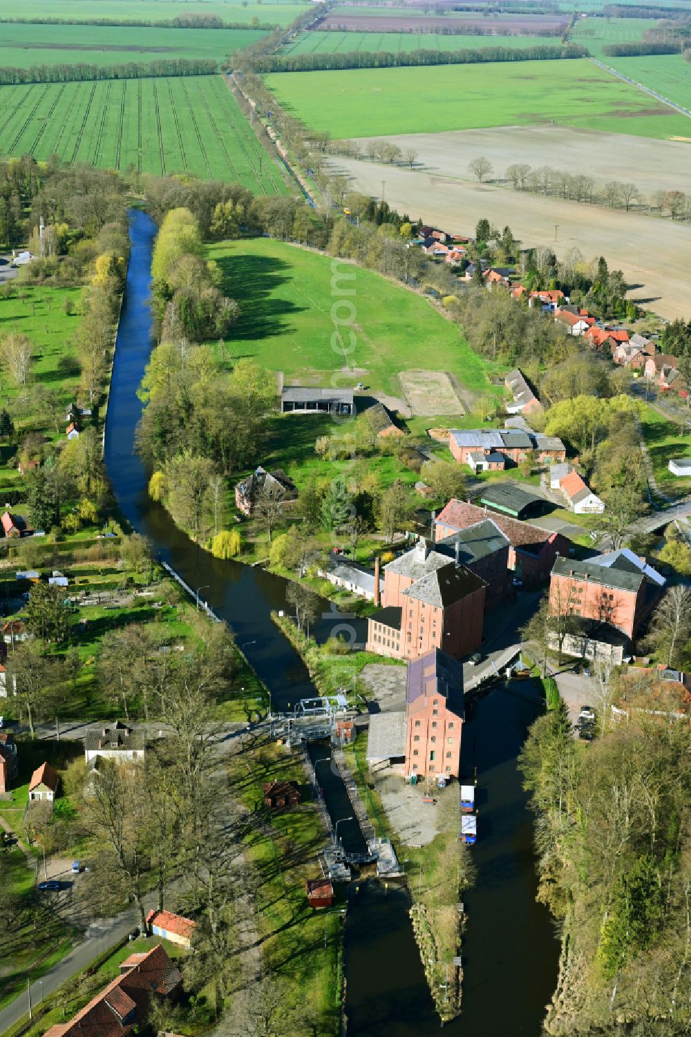 Neu Kaliß from the bird's eye view: Channel flow and river banks of the waterway shipping MEW Mueritz-Elde-Wasserstrasse in Neu Kaliss in the state Mecklenburg - Western Pomerania, Germany