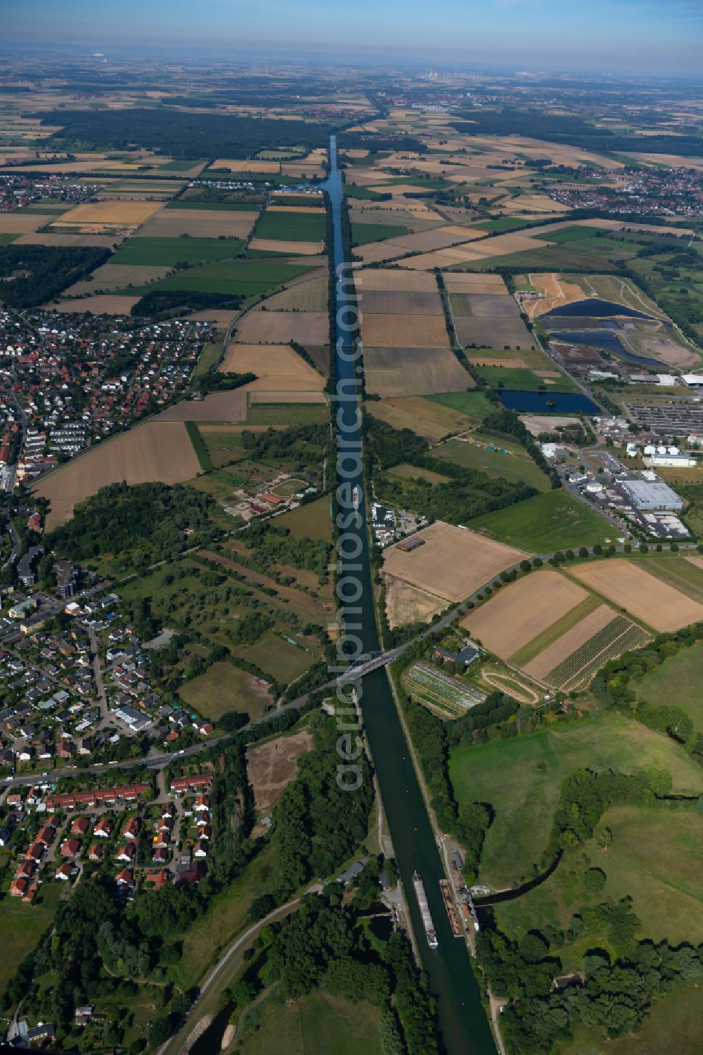 Aerial photograph Braunschweig - Channel flow and river banks of the waterway shipping Mittellandkanal on Okerdueker in Brunswick in the state Lower Saxony, Germany