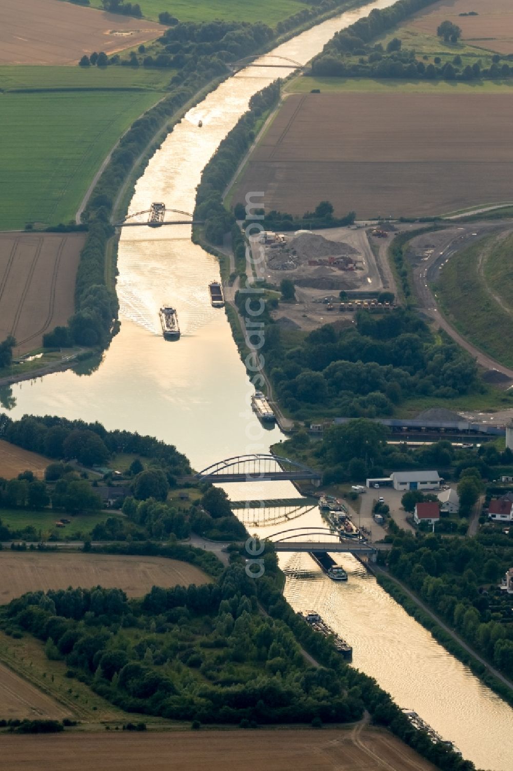 Sehnde from the bird's eye view: Channel flow and river banks of the waterway shipping on Mittellandkanal in Sehnde in the state Lower Saxony, Germany