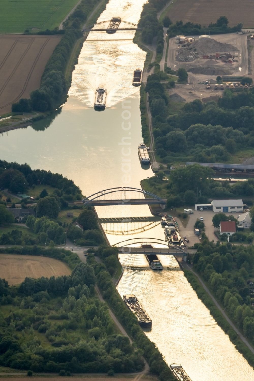 Aerial image Sehnde - Channel flow and river banks of the waterway shipping on Mittellandkanal in Sehnde in the state Lower Saxony, Germany