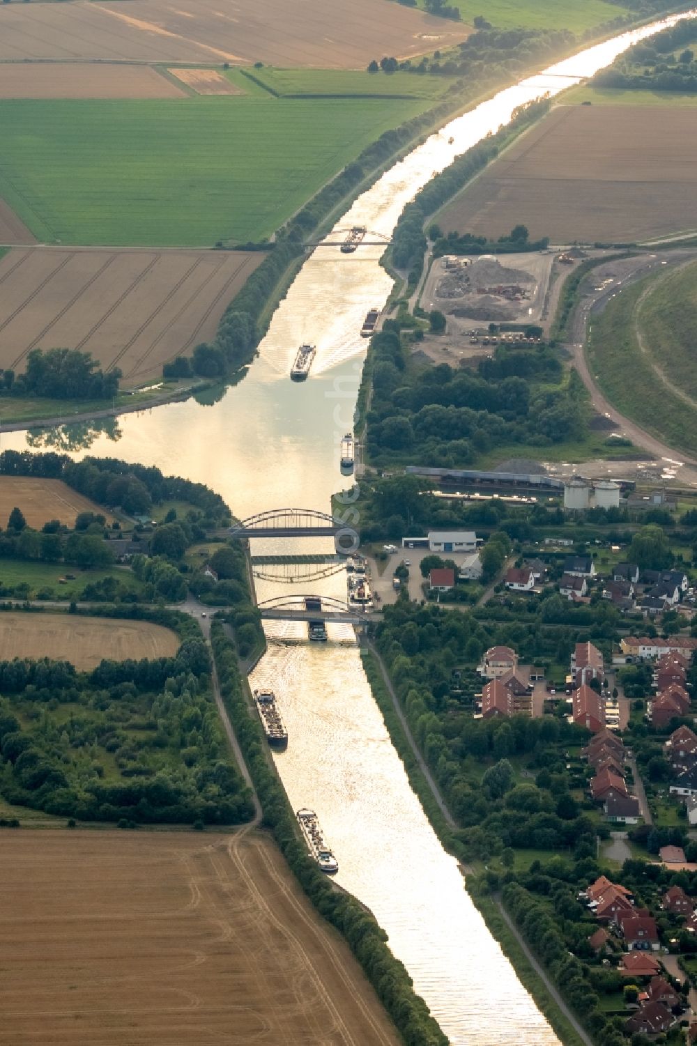 Aerial photograph Sehnde - Channel flow and river banks of the waterway shipping on Mittellandkanal in Sehnde in the state Lower Saxony, Germany