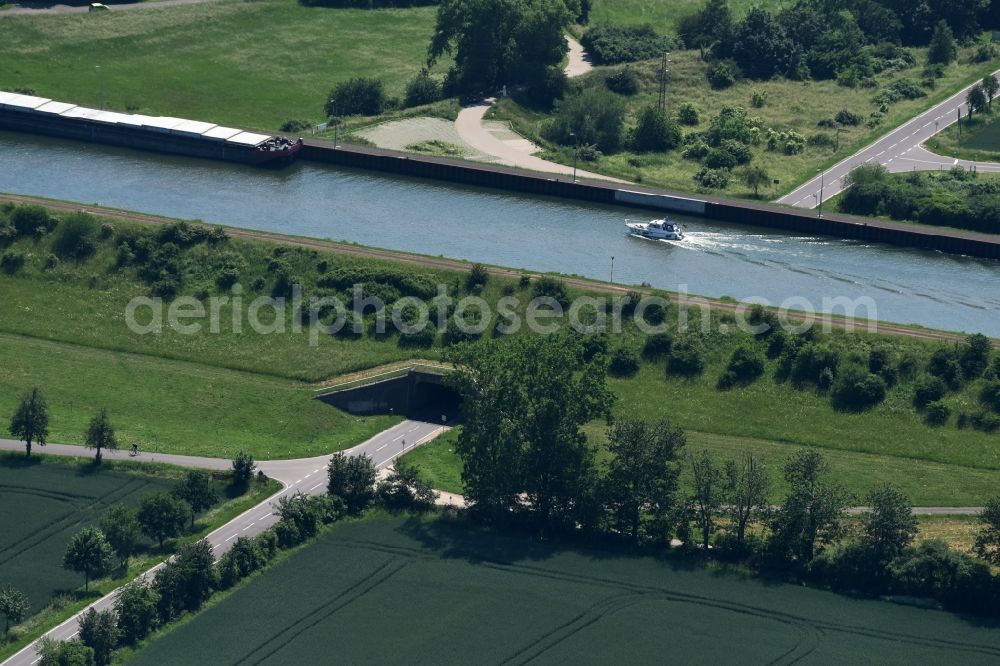 Aerial image Wolmirstedt - Channel flow and river banks of the waterway Mittellandkanal in a tunnel crossing the railway line in Wolmirstedt in Saxony-Anhalt