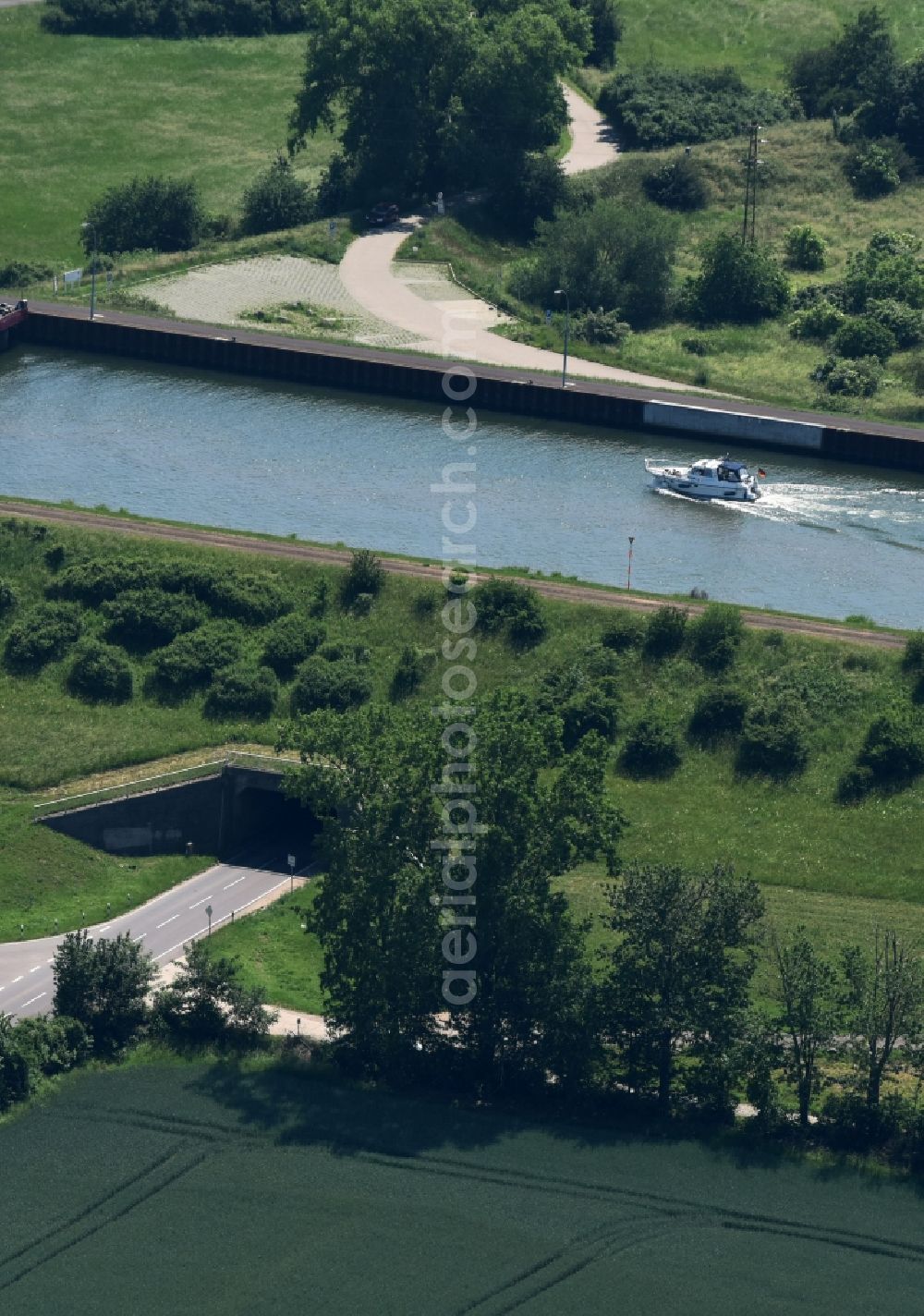 Aerial photograph Wolmirstedt - Channel flow and river banks of the waterway Mittellandkanal in a tunnel crossing the railway line in Wolmirstedt in Saxony-Anhalt