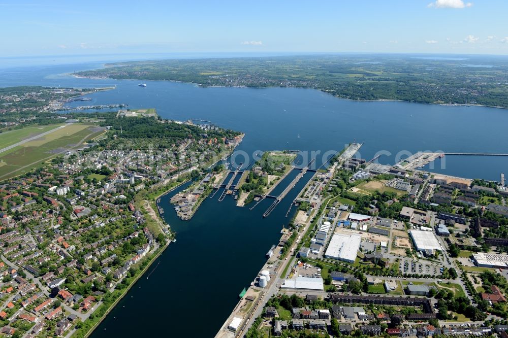 Aerial photograph Kiel - Channel flow and river banks of the waterway shipping Nord-Ostsee-Kanal in Kiel in the state Schleswig-Holstein